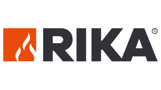 Logotip blagovne znamke Rika z oranžnim kvadratom, silhueto plamena in sivim napisom.
